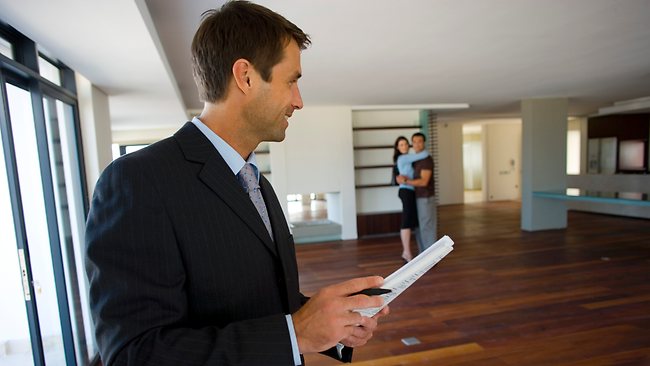645239-real-estate-agent